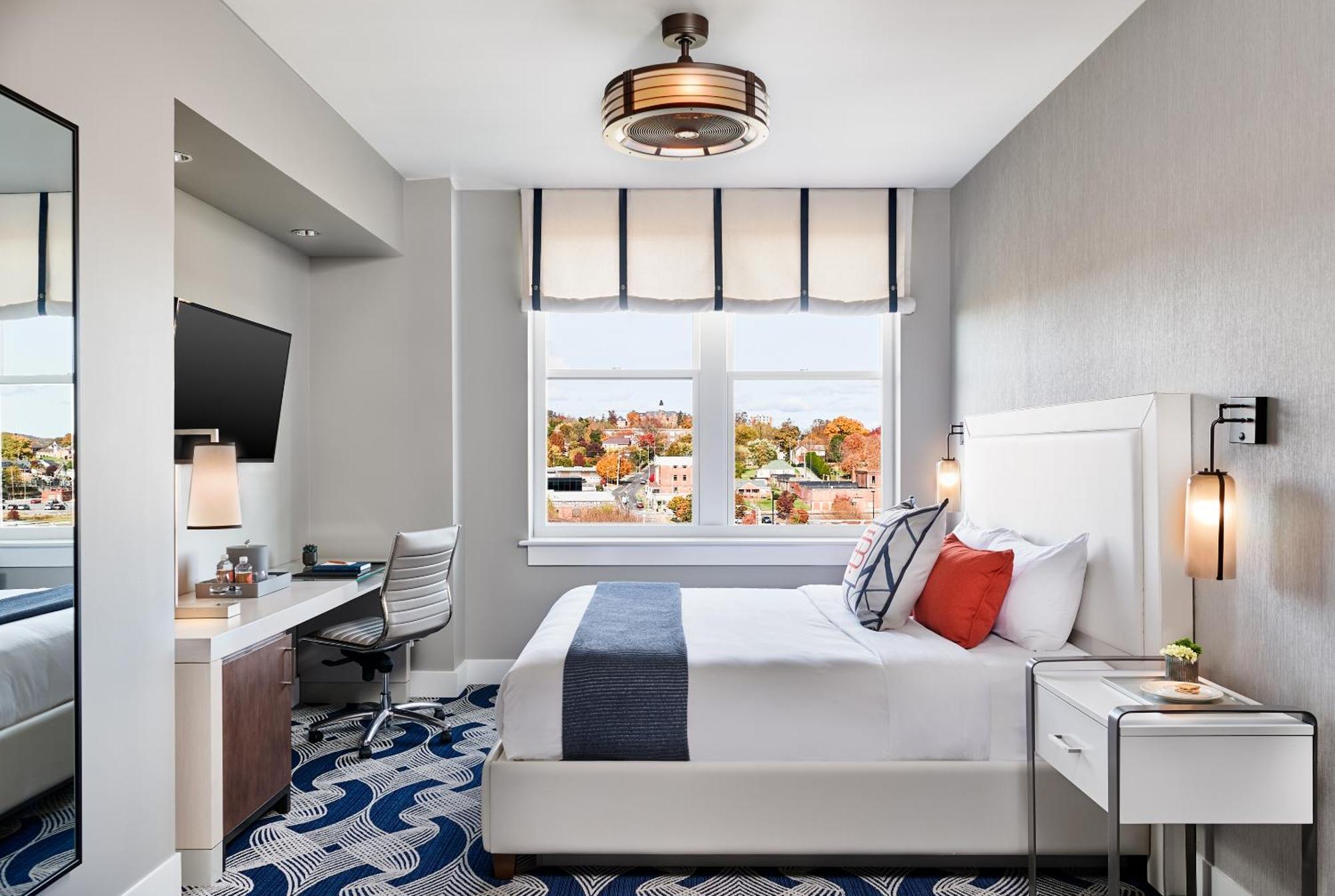The Bristol Hotel Екстер'єр фото